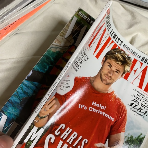 Vanity Fair Magazine Holiday 2015/2016 CHRIS HEMSWORTH - Picture 2 of 3